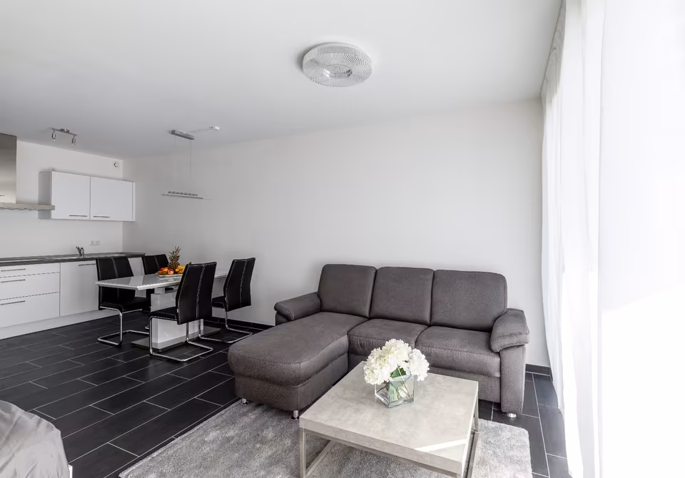 Charmantes, sehr schönes möbliertes 1 Zimmer Apartment mit Garten in Nied, Frankfurt am Main