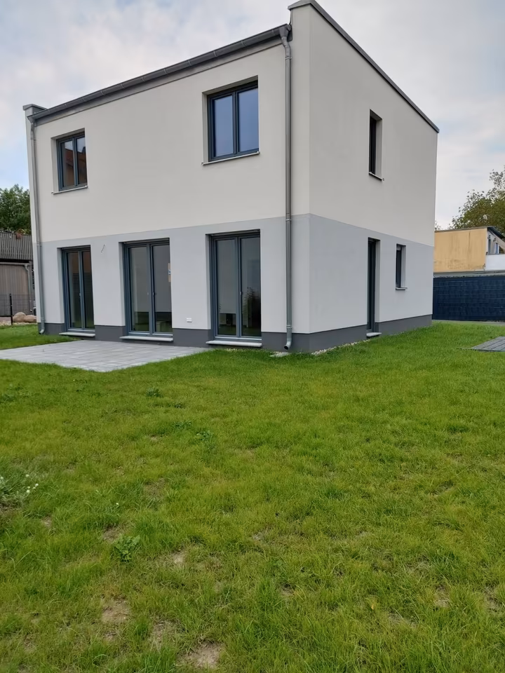 Independent House Available for Corporate, Airport office in Treptow, Berlin