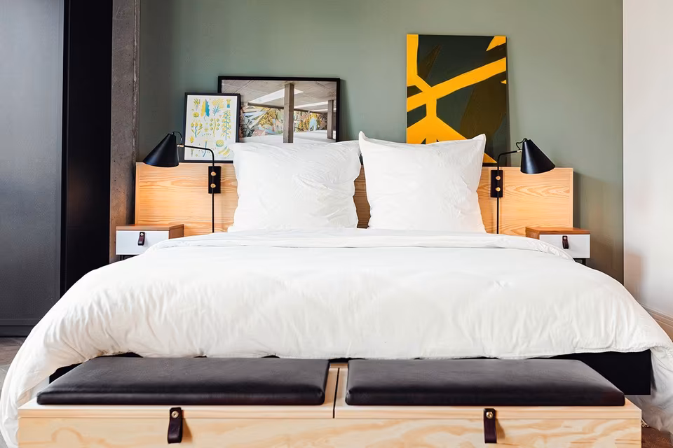 Neon Wood Student Housing in Berlin Friedrichshain – Neon Gold Apartment in Friedrichshain, Berlin