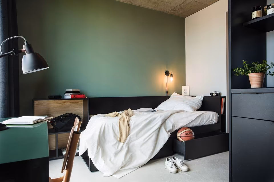 Neon Wood Student Housing in Berlin Mitte-Wedding - Classic Apartment in Friedrichshain, Berlin