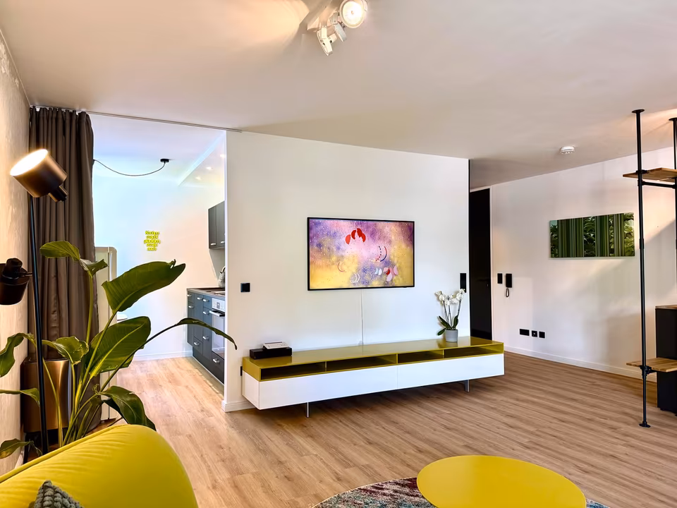 Wohnung möbeliert mit Balkon. Kosten warm mit Stellplatz in Wiesbaden