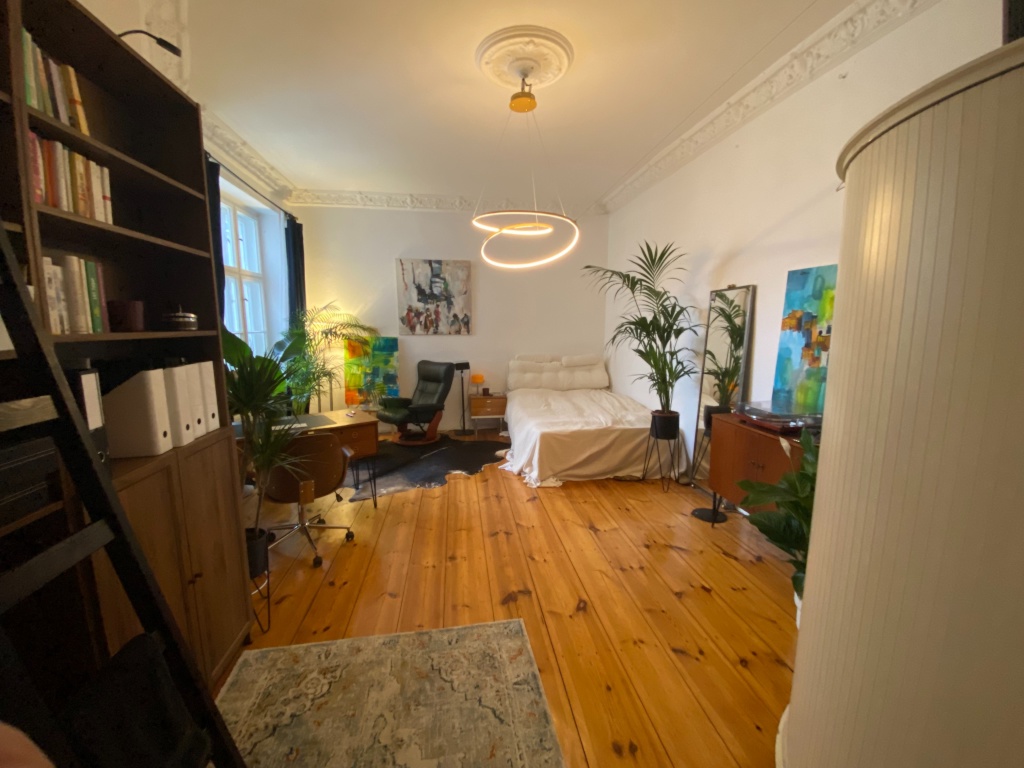 zentral: großes helles Zimmer, 2er-WG, ruhig, in schönem Altbau, 4.OG/Lift, Anmeldung ab 15.10. oder früher in Moabit, Berlin