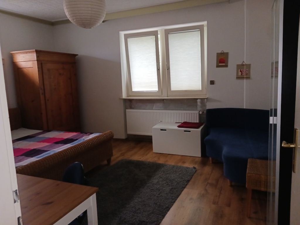 Ab sofort, 27qm Einzelzimmer, für 3-24Monate im Westen von FFM Grosses möbliertes Zimmer nur an Student/in oder Praktikant/in ( mit Nachweis), für max.6 Monate in netter 4er WG mit Tageslichtbad, Wohnküche und Balkon, gute Anbindung, NUR NichtraucherIn in Höchst, Frankfurt am Main